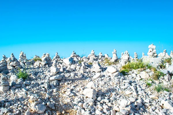 Turisták Által Készített Kőtornyok Szerencsét Hoznak Jezerski Hegy Tetején Njegos — Stock Fotó