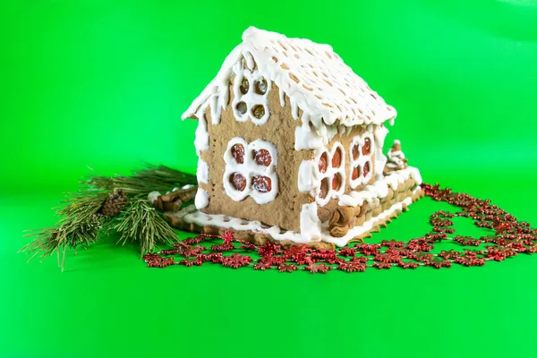 Hausgemachtes Lebkuchenhaus Mit Weißem Zuckerguss Bemalt Und Mit Einem Tannenzweig — Stockfoto