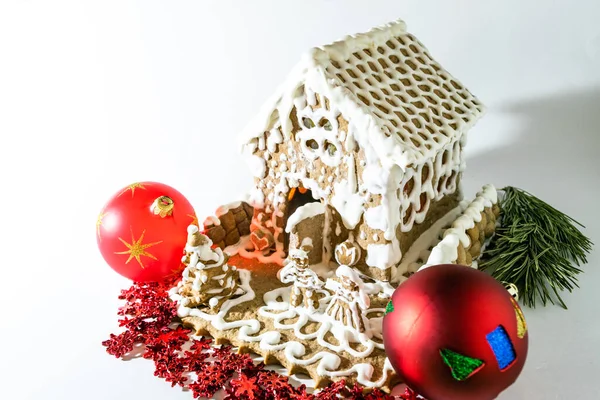 Hausgemachte Lebkuchenhaus Mit Weißen Süßen Zuckerguss Mit Einer Weihnachtskugel Und — Stockfoto