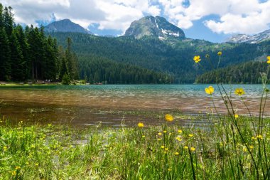 Med Peak 'li Buzul Kara Göl. Lake, Durmitor Ulusal Parkı 'nın birinci sınıf turistik merkezidir. Yürüme yolu gölün etrafında dönüyor ve dinlenme ve yürüyüş için popüler bir yer. Karadağ