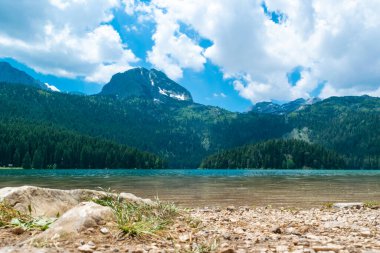 Med Peak 'li Buzul Kara Göl. Lake, Durmitor Ulusal Parkı 'nın birinci sınıf turistik merkezidir. Yürüme yolu gölün etrafında dönüyor ve dinlenme ve yürüyüş için popüler bir yer. Karadağ
