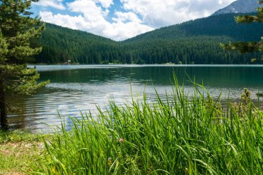 Med Peak 'li Buzul Kara Göl. Lake, Durmitor Ulusal Parkı 'nın birinci sınıf turistik merkezidir. Yürüme yolu gölün etrafında dönüyor ve dinlenme ve yürüyüş için popüler bir yer. Karadağ