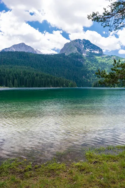 Med Peak 'li Buzul Kara Göl. Lake, Durmitor Ulusal Parkı 'nın birinci sınıf turistik merkezidir. Yürüme yolu gölün etrafında dönüyor ve dinlenme ve yürüyüş için popüler bir yer. Karadağ