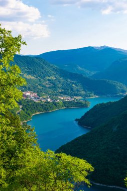 Pluzine yakınlarındaki yüksek yeşil dağlar arasında Piva Gölü ve nehir manzarası. Kuzey Karadağ. Balkanlar 'ın güzel doğası.