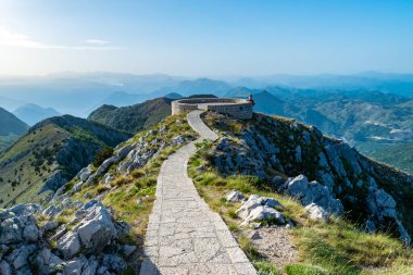 Lovcen Ulusal Parkı 'ndaki Njegos mozolesine yakın Jezerski Dağı' nın zirvesinde. Karadağ 'ın adı olan Kara Dağ' ın ardındaki ilham kaynağı. Yaz mavisi dağ manzarası.
