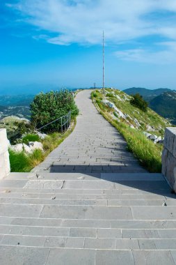 Lovcen Ulusal Parkı 'ndaki Njegos mozolesine yakın Jezerski Dağı' nın zirvesinde. Karadağ 'ın adı olan Kara Dağ' ın ardındaki ilham kaynağı. Yaz mavisi dağ manzarası.