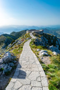 Lovcen Ulusal Parkı 'ndaki Njegos mozolesine yakın Jezerski Dağı' nın zirvesinde. Karadağ 'ın adı olan Kara Dağ' ın ardındaki ilham kaynağı. Yaz mavisi dağ manzarası.