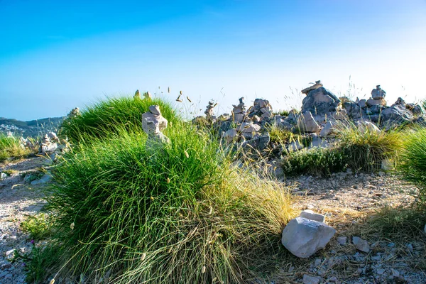Turisták Által Készített Kőtornyok Szerencsét Hoznak Jezerski Hegy Tetején Lévő — Stock Fotó