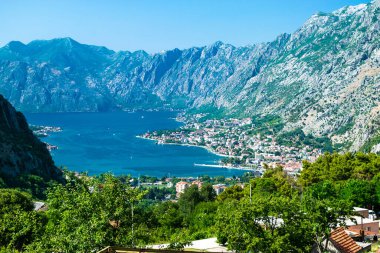 Boka olarak da bilinen Kotor Körfezi 'ne (Boka Kotorska) güzel bir manzarası vardır ve dağ eteklerindeki sahil kasabaları Pestin Grad' dır. Yaz mavisi manzara. Adriyatik Denizi. Karadağ.