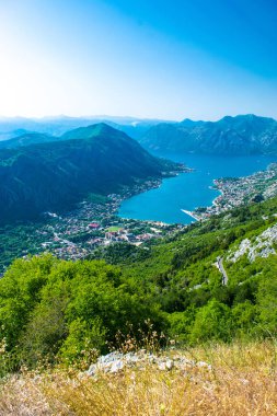 Boka olarak da bilinen Kotor Körfezi 'nin (Boka Kotorska) en güzel manzarası ve dağ eteklerindeki sahil kasabaları Pestin Grad ve Vrmac' a aittir. Yaz mavisi manzara. Adriyatik Denizi. Karadağ.