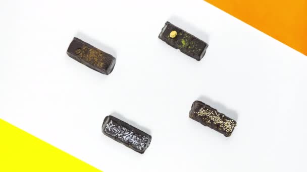 Rechthoekige Chocolade Snoepjes Een Witte Achtergrond Met Gele Oranje Accenten — Stockvideo