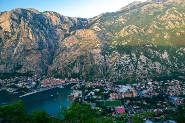 Vrmac Dağı 'ndan Kotor Körfezi' ne (Boka kotorska) kadar güzel bir manzara, ayrıca Boka ve Kotor şehri olarak da bilinir. Adriyatik Denizi. Karadağ