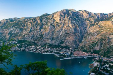 Boka olarak da bilinen Vrmac Dağı 'ndan Kotor Körfezi' ne (Boka kotorska) kadar güzel bir manzara ve batan güneş ışınlarıyla aydınlanan Pestin Grad dağlarının eteklerindeki sahil kasabaları. Adriyatik Denizi. Karadağ