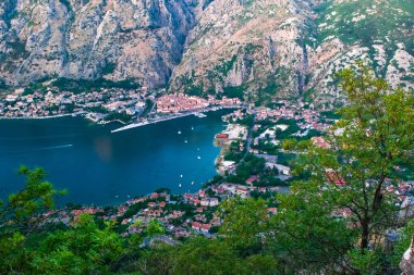 Vrmac Dağı 'ndan Kotor Körfezi' ne (Boka kotorska) kadar güzel bir manzara, ayrıca Boka ve Kotor şehri olarak da bilinir. Adriyatik Denizi. Karadağ
