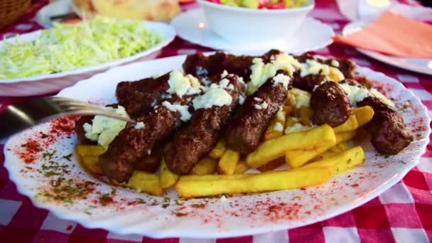 Plato Nacional Serbio Cevapcici Cevapi Embutidos Carne Picada Que Recuerdan — Vídeos de Stock