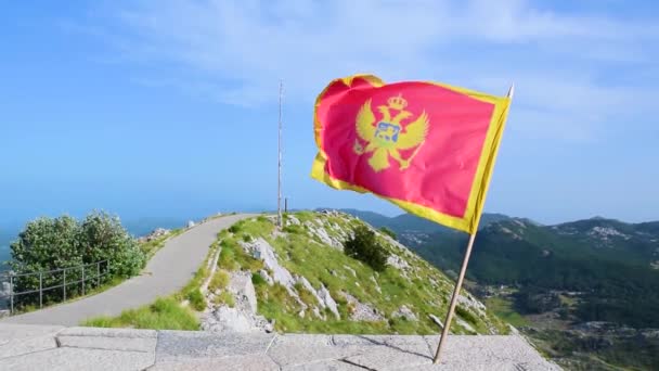 Flagge Montenegros Vor Dem Hintergrund Des Aussichtspunktes Auf Dem Gipfel — Stockvideo