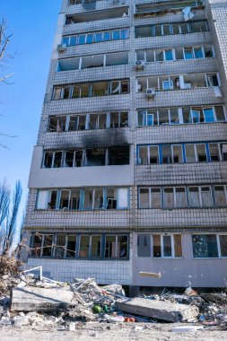 Kyiv, Ukrayna - 9 Mart 2022: Rusya 'nın Ukrayna' daki füze saldırılarının sonuçları olan Kyiv 'deki çok katlı bina hasar gördü. Rusya 'nın Ukrayna' ya karşı savaşı ve saldırganlığı.