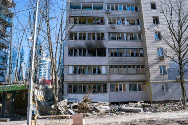Kyiv, Ukrayna - 9 Mart 2022: Rusya 'nın Ukrayna' daki füze saldırılarının sonuçları olan Kyiv 'deki çok katlı bina hasar gördü. Rusya 'nın Ukrayna' ya karşı savaşı ve saldırganlığı.