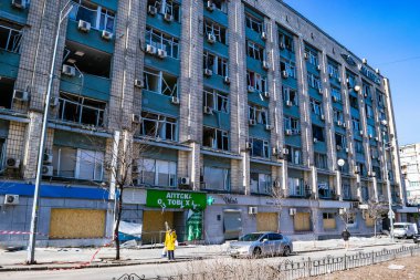 Kyiv, Ukrayna - 9 Mart 2022: Rusya 'nın Ukrayna' daki füze saldırılarının sonuçları olan Kyiv 'deki çok katlı bina hasar gördü. Rusya 'nın Ukrayna' ya karşı savaşı ve saldırganlığı.