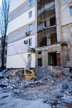 Kyiv, Ukrayna - 9 Mart 2022: Rusya 'nın Ukrayna' daki füze saldırılarının sonuçları olan Kyiv 'deki çok katlı bina hasar gördü. Rusya 'nın Ukrayna' ya karşı savaşı ve saldırganlığı.