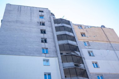 Kyiv, Ukrayna - 9 Mart 2022: Rusya 'nın Ukrayna' daki füze saldırılarının sonuçları olan Kyiv 'deki çok katlı bina hasar gördü. Rusya 'nın Ukrayna' ya karşı savaşı ve saldırganlığı.