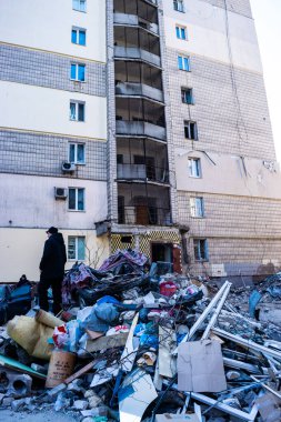 Kyiv, Ukrayna - 9 Mart 2022: Rusya 'nın Ukrayna' daki füze saldırılarının sonuçları olan Kyiv 'deki çok katlı bina hasar gördü. Rusya 'nın Ukrayna' ya karşı savaşı ve saldırganlığı.