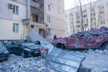 Kyiv, Ukrayna - 9 Mart 2022: Rusya 'nın Ukrayna' daki füze saldırılarının sonuçları olan Kyiv 'deki çok katlı bina hasar gördü. Rusya 'nın Ukrayna' ya karşı savaşı ve saldırganlığı.