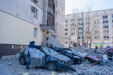 Kyiv, Ukrayna - 9 Mart 2022: Rusya 'nın Ukrayna' daki füze saldırılarının sonuçları olan Kyiv 'deki çok katlı bina hasar gördü. Rusya 'nın Ukrayna' ya karşı savaşı ve saldırganlığı.