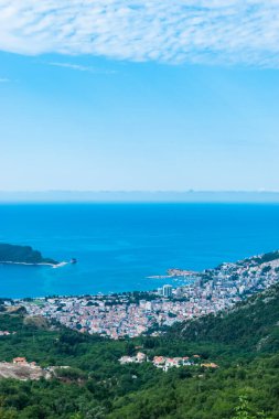 Budva şehrinin tepesinden bak. Karadağ 'daki Adriyatik Denizi' nde Budva Riviera. Mavi gökyüzüne karşı yeşil dağların güzel manzarası.