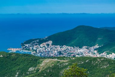 Budva şehrinin tepesinden bak. Karadağ 'daki Adriyatik Denizi' nde Budva Riviera. Mavi gökyüzüne karşı yeşil dağların güzel manzarası.