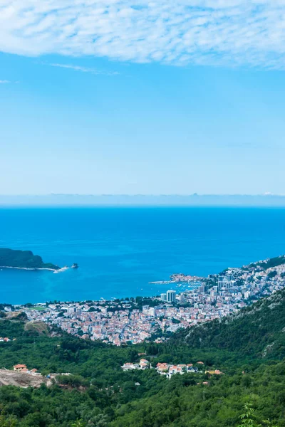 Budva şehrinin tepesinden bak. Karadağ 'daki Adriyatik Denizi' nde Budva Riviera. Mavi gökyüzüne karşı yeşil dağların güzel manzarası.