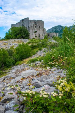 Kosmac Kalesi, savunma yapısı ve gözlem noktası olarak inşa edilmiş antik bir Avusturya-Macaristan kalesidir. Montenego 'da. Bina şimdi terk edilmiş ve harap durumda..