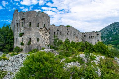 Kosmac Kalesi, savunma yapısı ve gözlem noktası olarak inşa edilmiş antik bir Avusturya-Macaristan kalesidir. Montenego 'da. Bina şimdi terk edilmiş ve harap durumda..