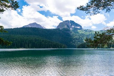 Med Peak 'li Buzul Kara Göl. Lake, Durmitor Ulusal Parkı 'nın birinci sınıf turistik merkezidir. Yürüme yolu gölün etrafında dönüyor ve dinlenme ve yürüyüş için popüler bir yer. Karadağ