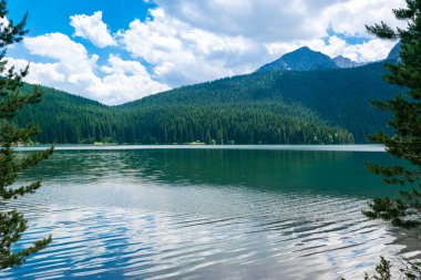 Med Peak 'li Buzul Kara Göl. Lake, Durmitor Ulusal Parkı 'nın birinci sınıf turistik merkezidir. Yürüme yolu gölün etrafında dönüyor ve dinlenme ve yürüyüş için popüler bir yer. Karadağ