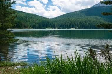 Med Peak 'li Buzul Kara Göl. Lake, Durmitor Ulusal Parkı 'nın birinci sınıf turistik merkezidir. Yürüme yolu gölün etrafında dönüyor ve dinlenme ve yürüyüş için popüler bir yer. Karadağ