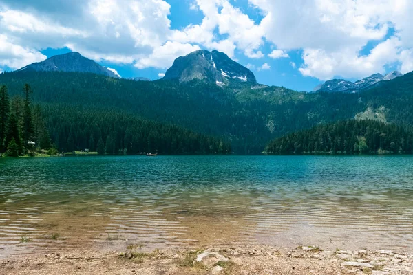 Med Peak 'li Buzul Kara Göl. Lake, Durmitor Ulusal Parkı 'nın birinci sınıf turistik merkezidir. Yürüme yolu gölün etrafında dönüyor ve dinlenme ve yürüyüş için popüler bir yer. Karadağ