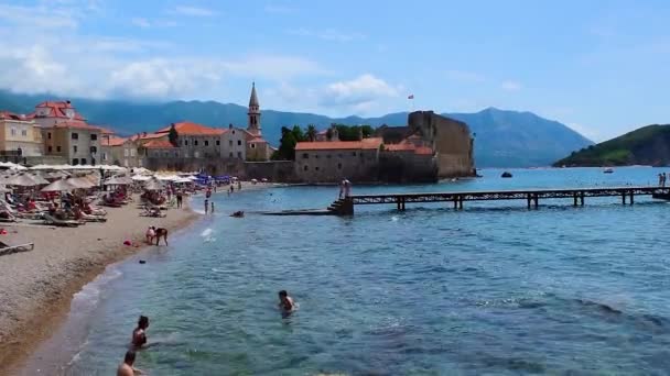 Budva Muntenegru Iulie 2021 Odihnește Oamenii Plaja Brijeg Budva Fundalul — Videoclip de stoc