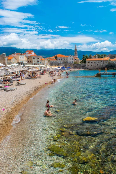 Budva Czarnogóra Lipca 2021 Odpoczynek Ludzi Piaszczystej Plaży Brijeg Budva — Zdjęcie stockowe