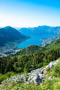 Boka olarak da bilinen Kotor Körfezi 'nin (Boka Kotorska) en güzel manzarası ve dağ eteklerindeki sahil kasabaları Pestin Grad ve Vrmac' a aittir. Yaz mavisi manzara. Adriyatik Denizi. Karadağ.