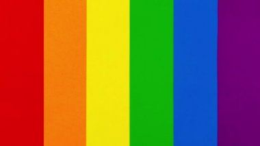 4k Altı küçük beyaz kalp LGBT bayrak arka planında yanıp sönüyor. LGBTQ topluluğu, cinsellik ve cinsiyet kimlik kavramı. Hareket animasyonunu durdur. Gay gururu. Lezbiyen, gey, biseksüel, transseksüel sosyal hareketler.