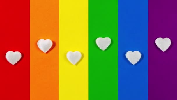 Seis Pequenos Corações Brancos Aparecem Desaparecem Fundo Bandeira Lgbt Comunidade — Vídeo de Stock