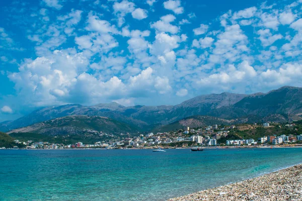 山のふもとにある氷見町の美しい小石のビーチ アドリア海 アルバニア 夏の雲の風景 夏休みとリラクゼーションの概念 — ストック写真