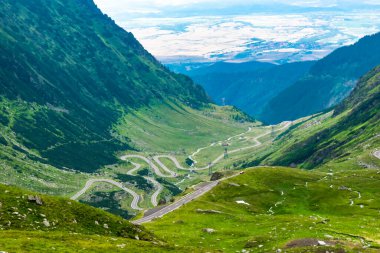 Yüksek yeşil dağların ve Transfagarasan yolunun güzel manzarası dünyanın en güzel yollarından biridir. Karpatlar. Romanya.