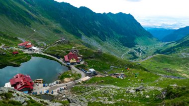 Balea Gölü kıyısındaki Chalets Fagaras Dağları 'ndaki buzul gölüdür. Transfagarasan dağ yolu, dünyanın en güzel yollarından biridir. Güzel dağların manzarası. Karpatlar. Romanya.