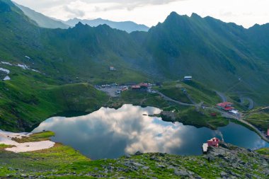 Balea Gölü kıyısındaki Chalets Fagaras Dağları 'ndaki buzul gölüdür. Transfagarasan dağ yolu, dünyanın en güzel yollarından biridir. Güzel dağların manzarası. Karpatlar. Romanya.