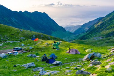 Transfagarasan yolunun yakınındaki turist çadırları dünyanın en güzel yollarından biridir. Karpatlar. Romanya. Gün batımında yüksek dağların güzel manzarası.