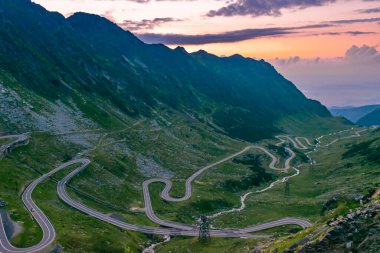 Yüksek yeşil dağların ve Transfagarasan yolunun güzel manzarası dünyanın en güzel yollarından biridir. Karpatlar. Romanya.
