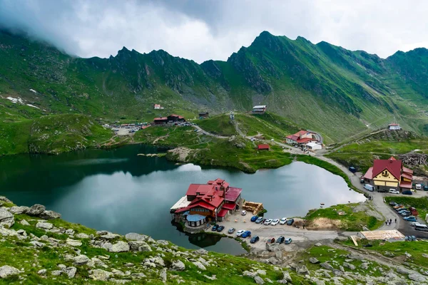 Balea Gölü kıyısındaki Chalets Fagaras Dağları 'ndaki buzul gölüdür. Transfagarasan dağ yolu, dünyanın en güzel yollarından biridir. Güzel dağların manzarası. Karpatlar. Romanya.