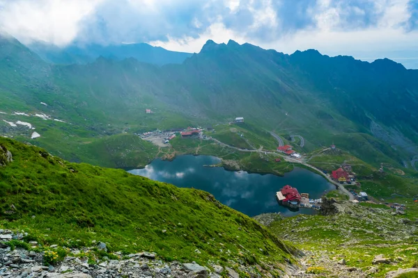 Balea Gölü kıyısındaki Chalets Fagaras Dağları 'ndaki buzul gölüdür. Transfagarasan dağ yolu, dünyanın en güzel yollarından biridir. Güzel dağların manzarası. Karpatlar. Romanya.